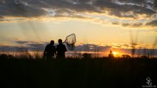 Helfer bei der Wildtierrettung mittels Drohne bei Sonnenaufgang